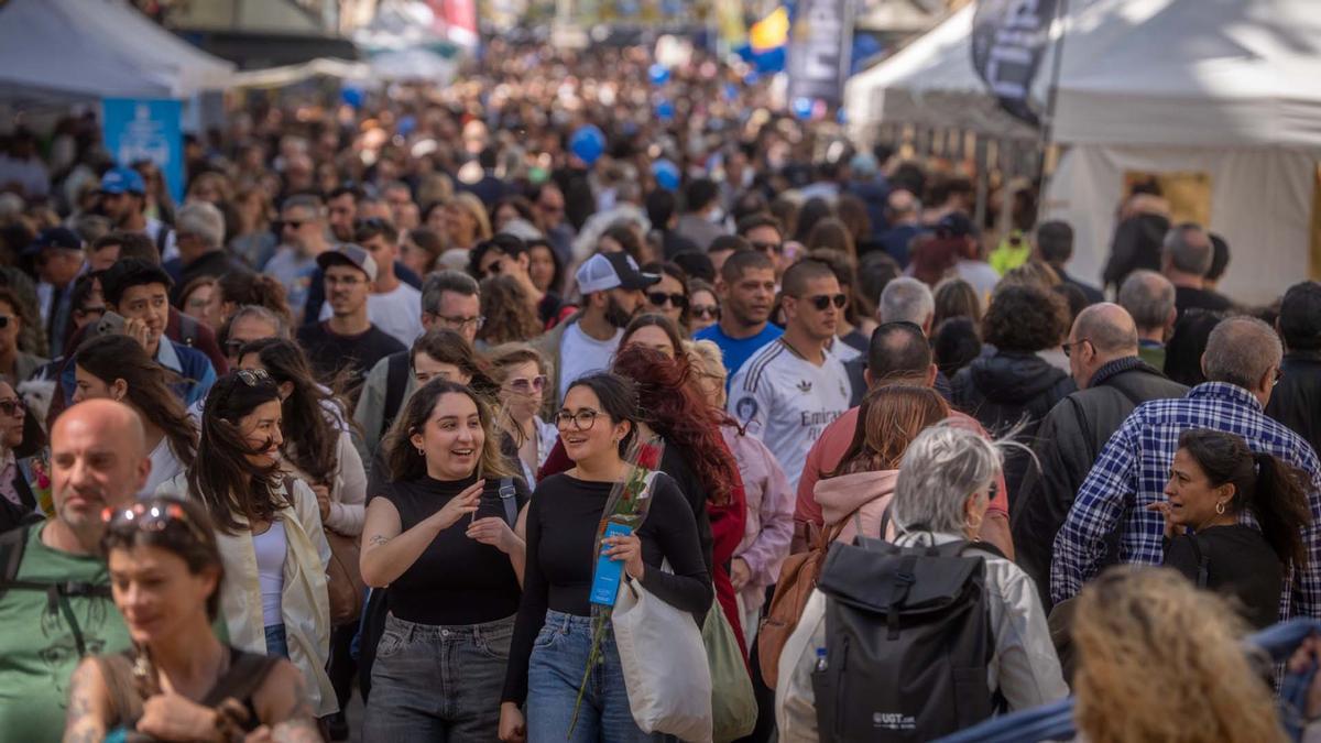 Un Sant Jordi de récord, en imágenes