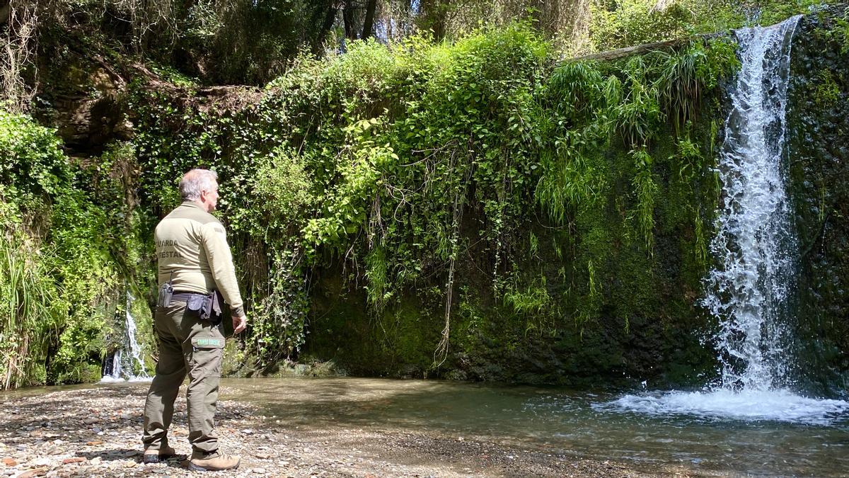 Jordi Piera, en el salto de agua de Molins de Rei, en pleno confinamiento, sin una alma en Collserola