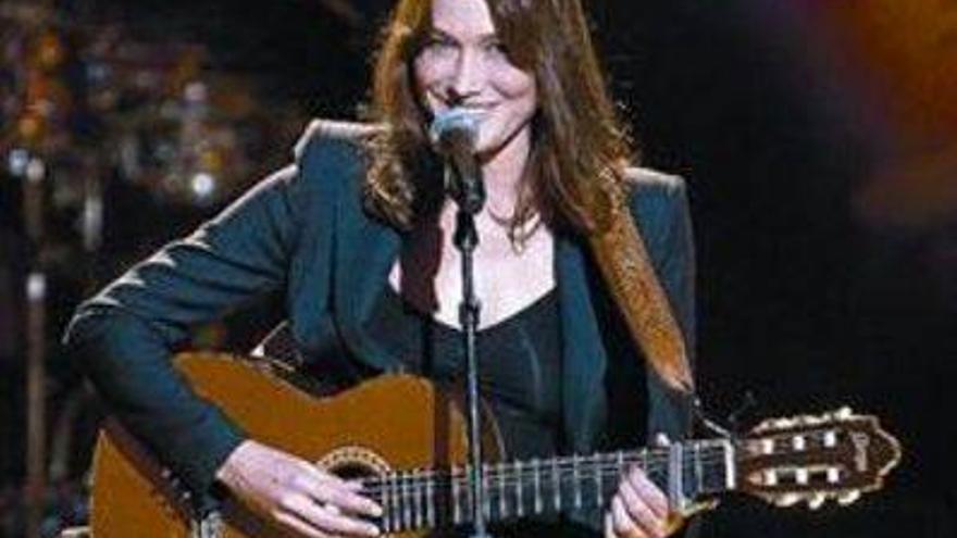 Carla Bruni se ríe de Hollande