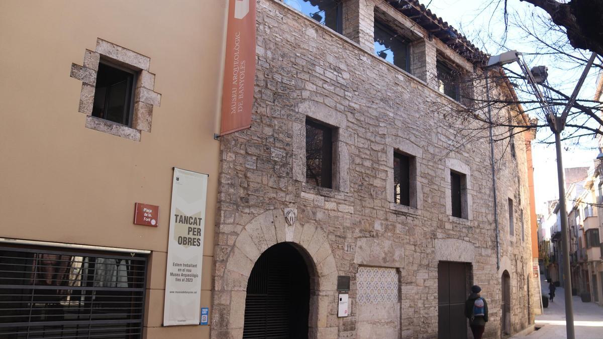 La façana del Museu d'Arqueologia Comarcal de Banyoles amb un cartell que indica que està tancat per obres