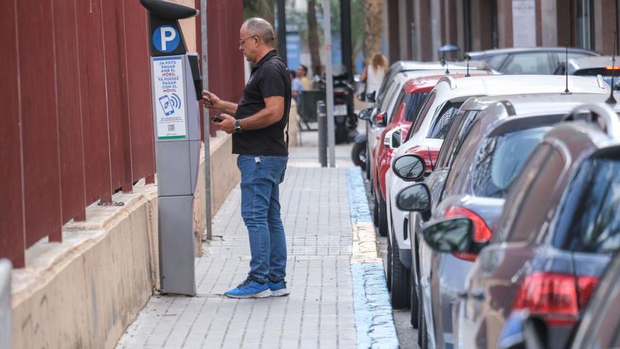 Un vecino paga la tasa por aparcar el vehículo en una zona regulada del centro de la ciudad.  | ÁXEL ÁLVAREZ