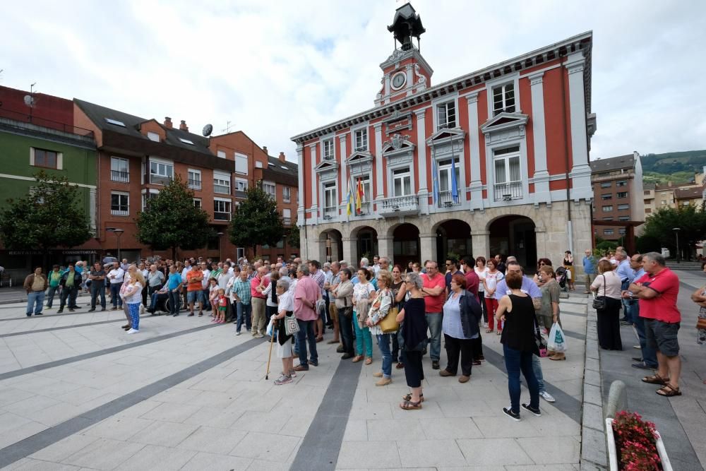 Minuto de silencio en Mieres