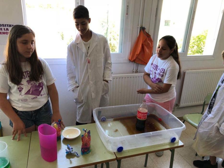 Los alumnos del colegio Guillem de Montgrí aprenden y se divierten durante la jornada dedicada a los experimentos y curiosidades científicas