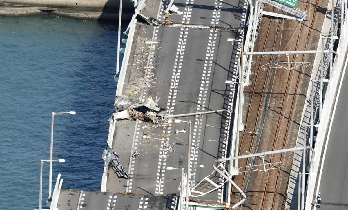 zentauroepp44905968 a bridge connecting kansai airport  damaged by crashing with180905093120