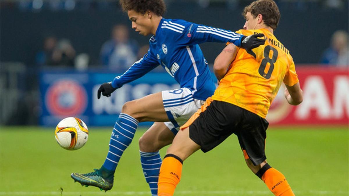 Leroy Sané, (izquierda) con Tomas de Vincenti del APOEL en un partido de la Champions League