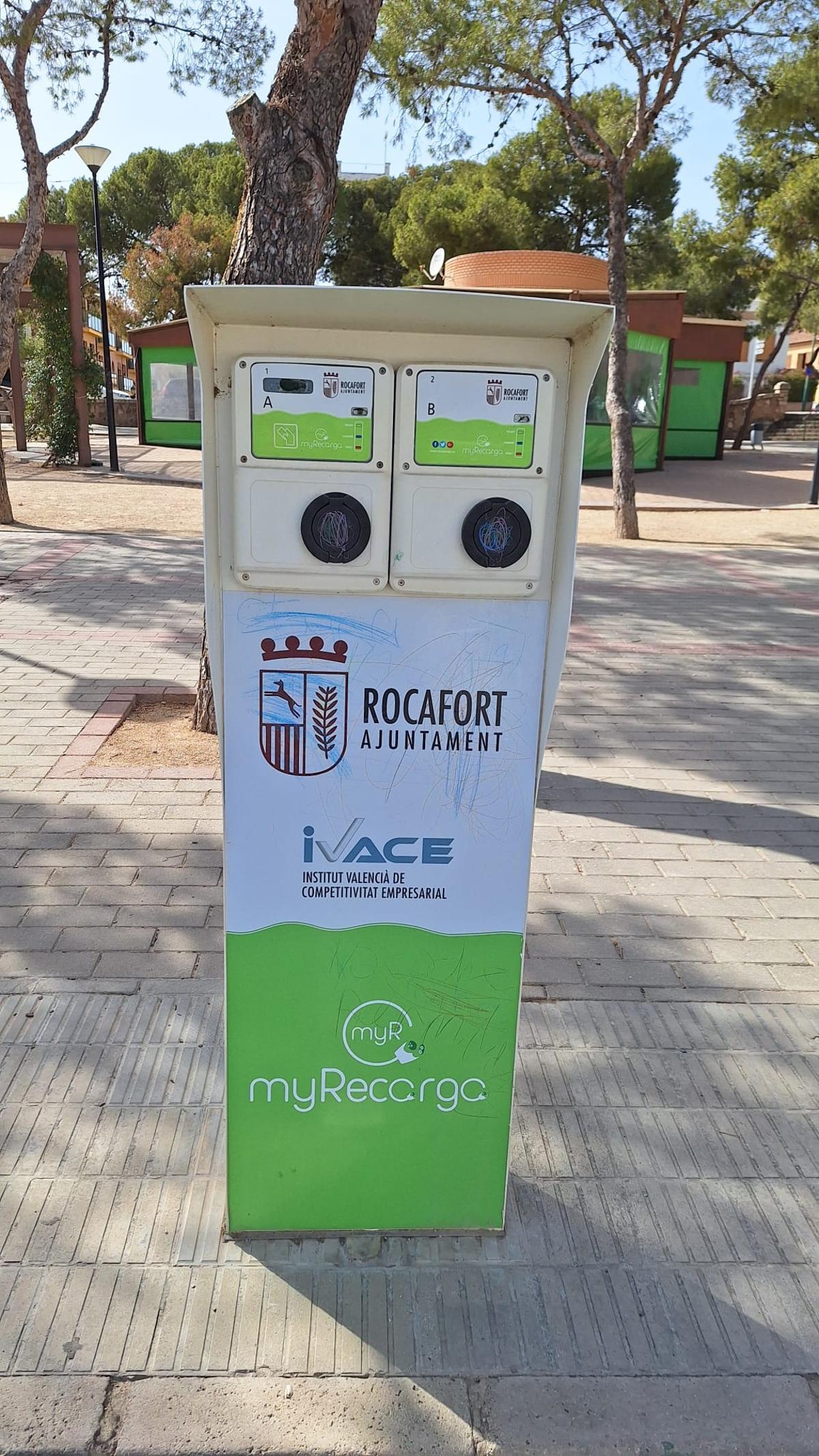 Punto de recarga de vehículos eléctricos instalados en la plaza de España de Rocafort.