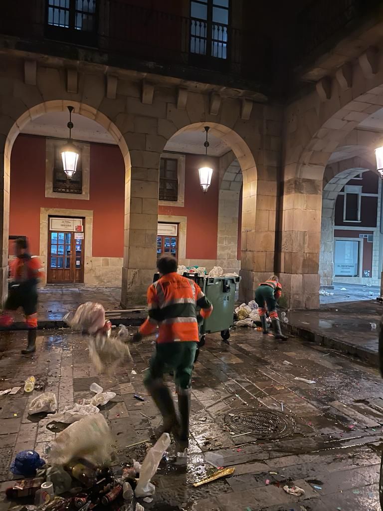 Los residuos que deja la Nochevieja de Gijón, en imágenes