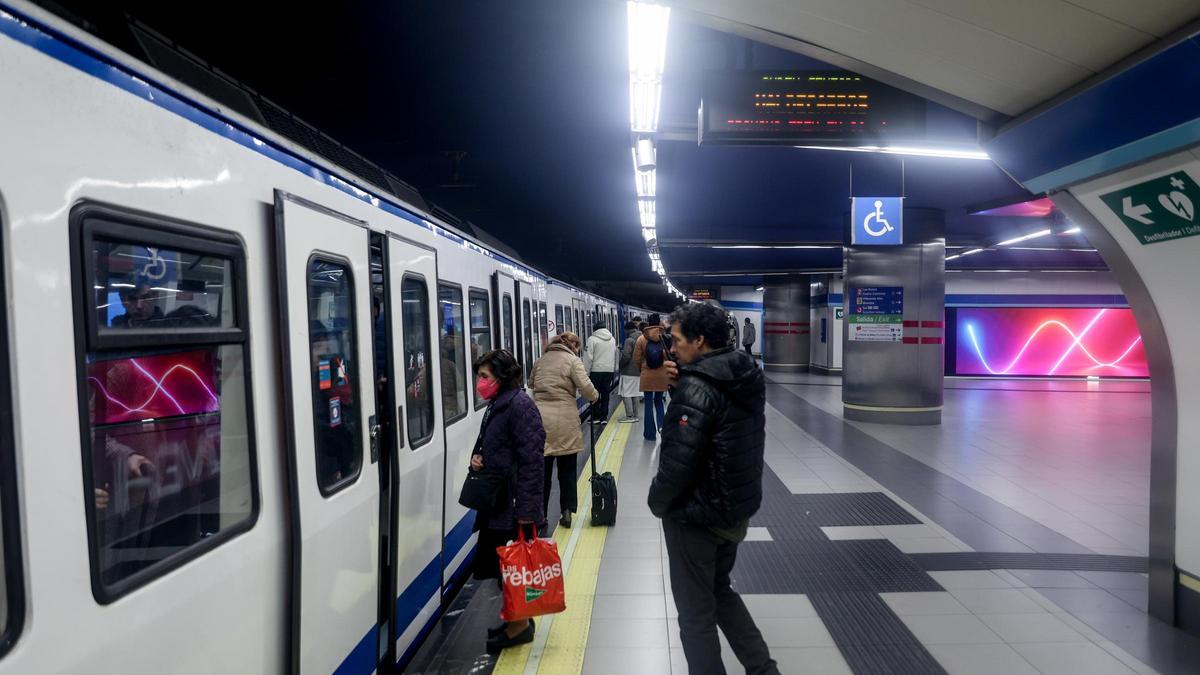 Viajeros suben a un tren del Metro en la estación de Sol.