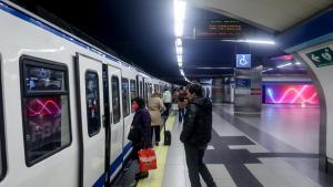 Viajeros suben a un tren del Metro en la estación de Sol.