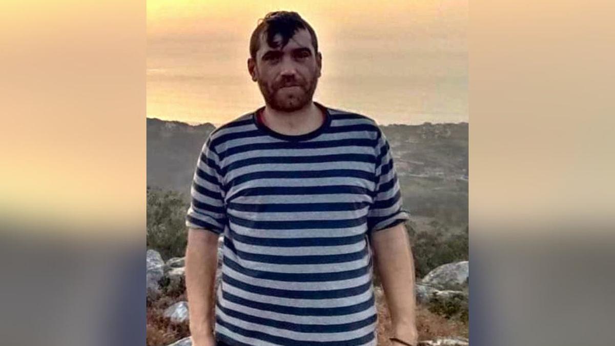 El marinero de Cangas Miguel Paredes Pereira "Míchel" perdió la vida este viernes en un accidente de tráfico, tras ser envestido por un conductor ebrio que huía de la Policía en un Porsche y que arrolló el vehículo del fallecido.