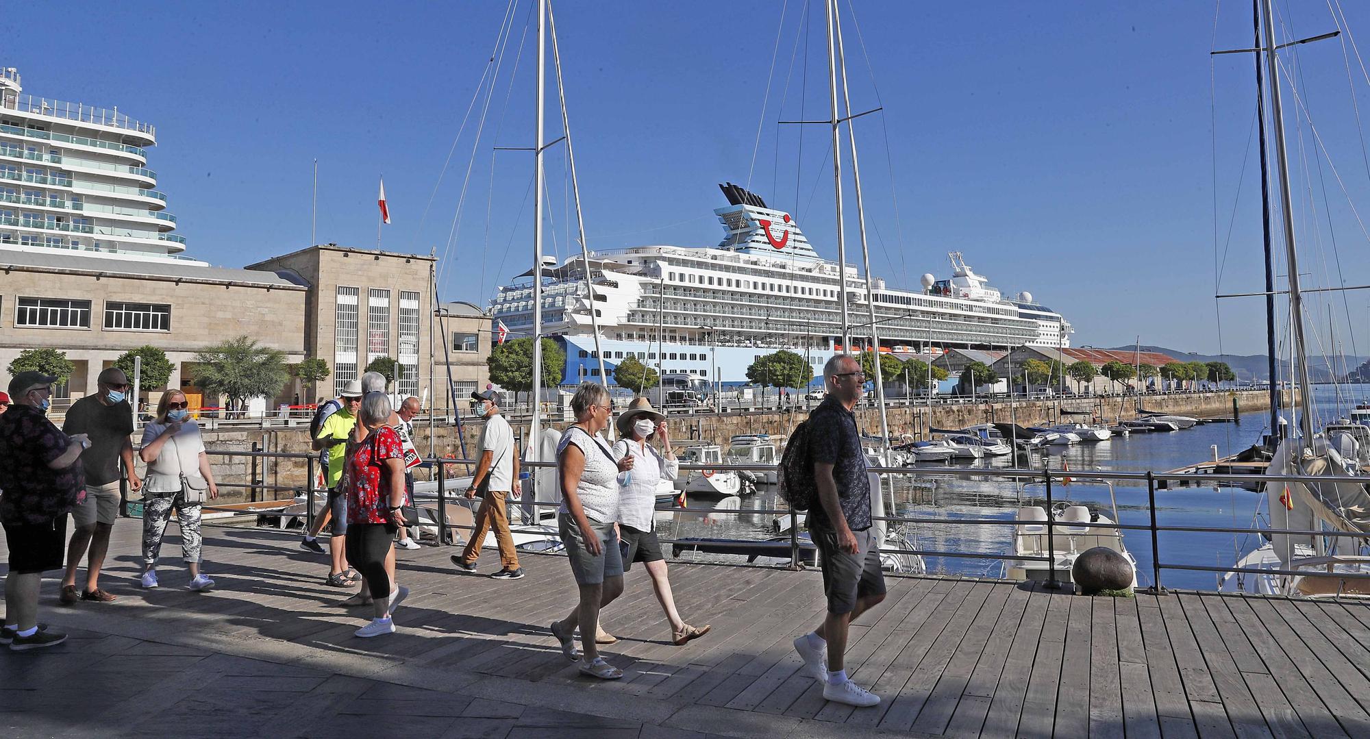 Miles de cruceristas desembarcan en Vigo