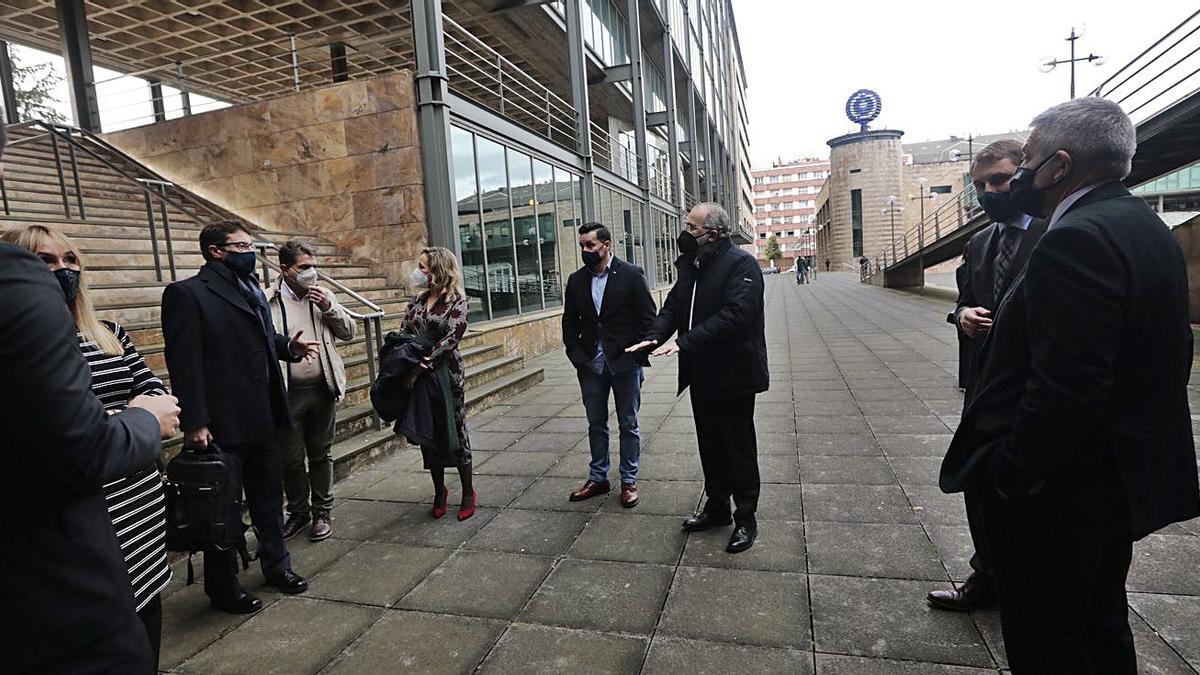 Por la izquierda, Álvaro Queipo, de espaldas; Rosana Prada, directora general de Industria; Enrique Fernández; José Ramón Ardines, jefe de gabinete de la Consejería; Belarmina Díaz, director general de Energía; Javier Fernández Lanero; José Manuel Ferreira, de la Cámara de Comercio; Adrián Pumares, y Santiago García, rector de la Universidad de Oviedo. | M. López