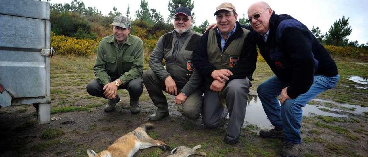 Un grupo de cazadores muestra sus capturas en el inicio de la temporada pasada en Vilagarcía. // Iñaki Abella
