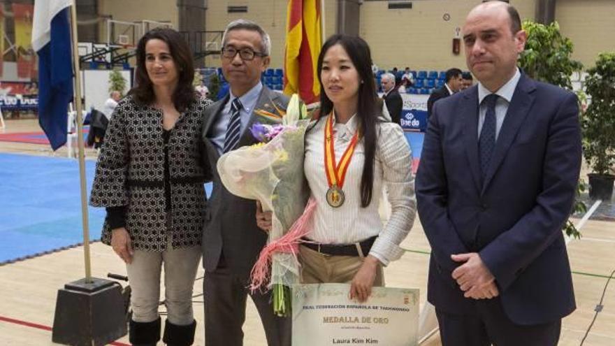 Laura Kim, ayer junto a Isabel Fernández, su padre y el alcalde.