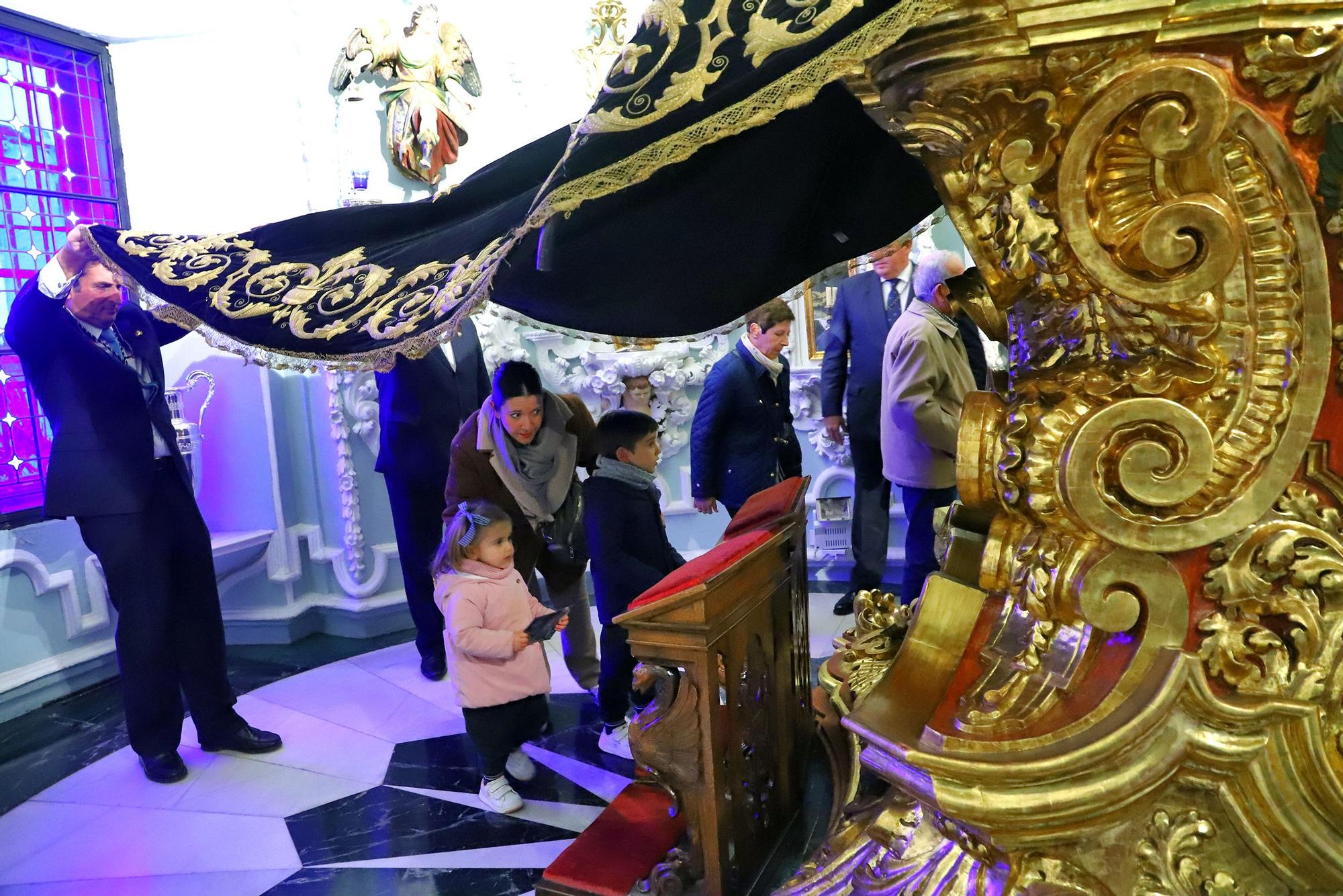 Los niños cordobeses bajo el manto de la Virgen de los Dolores