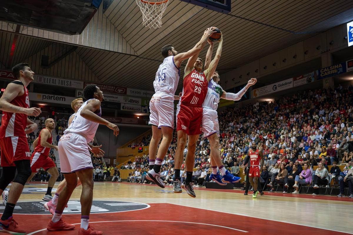 Los cajistas remontaron 17 puntos en Girona para abrir la gira lejos del Carpena.