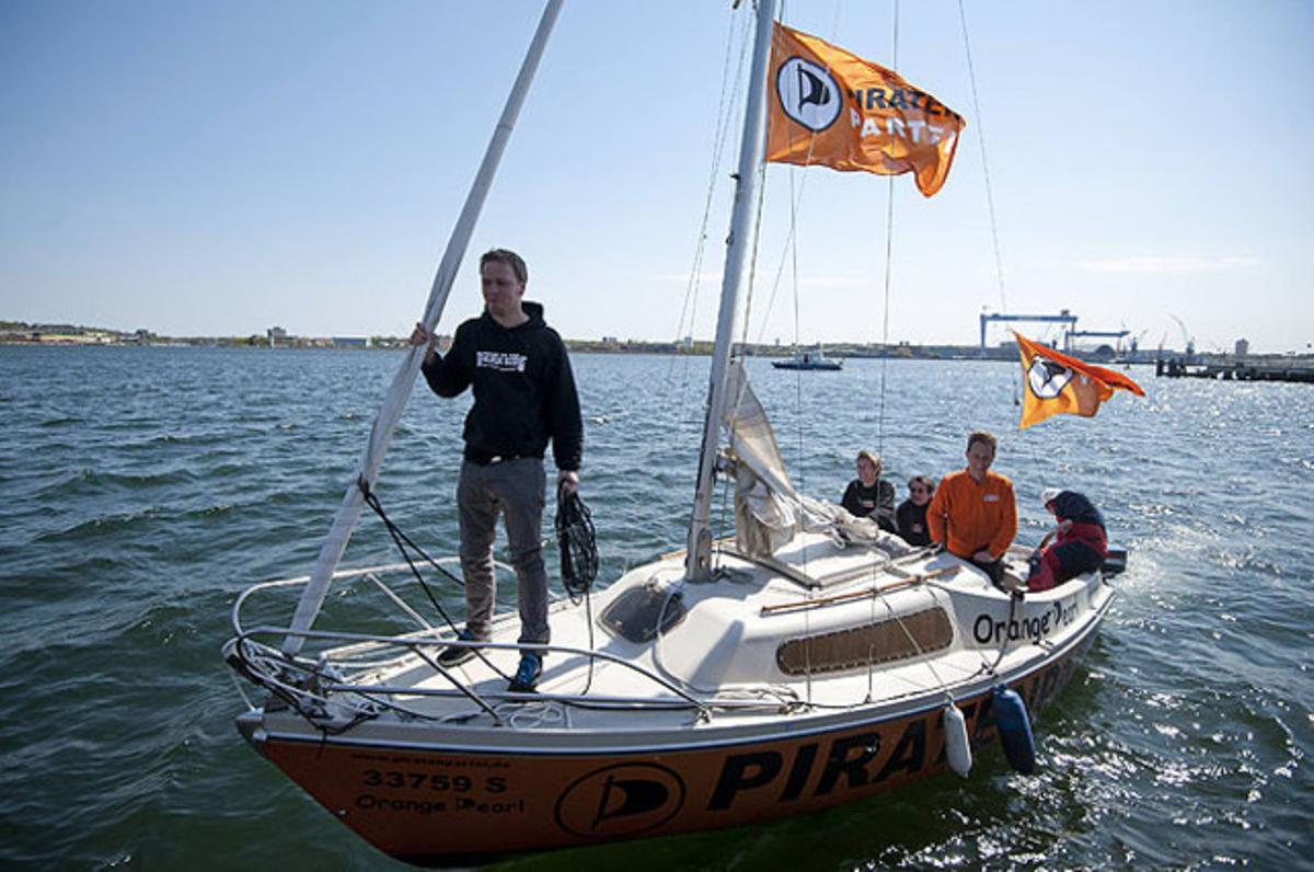 Torge Schmidt, el principal candidat del Partit Pirata en els pròxims comicis estatals de Schleswig-holstein, arriba en vaixell per realitzar una roda de premsa, en la recta final de la campanya electoral a Kiel (Alemanya).