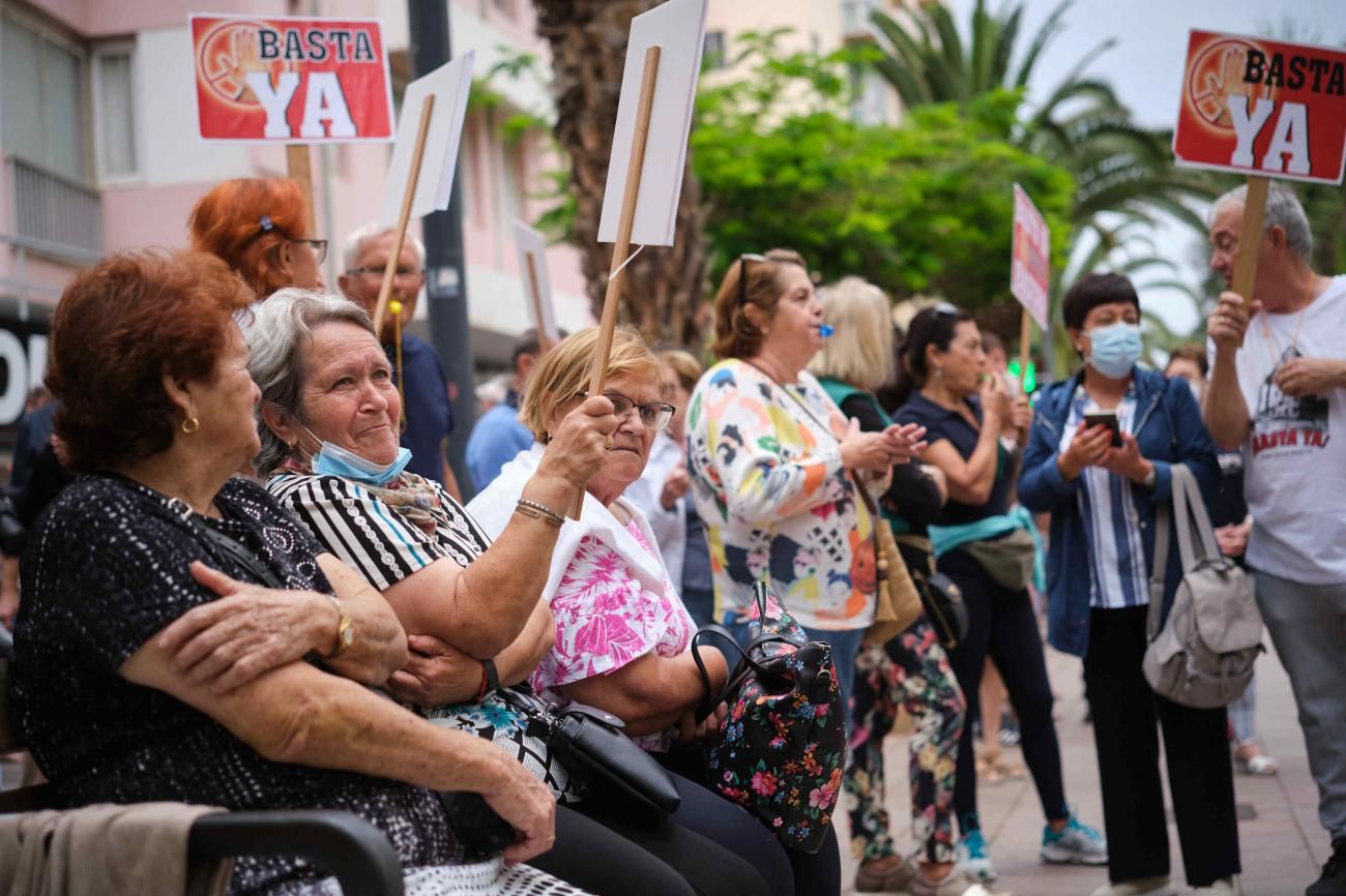 Concentración de protesta junto al edificio Iders, en Puerto de la Cruz