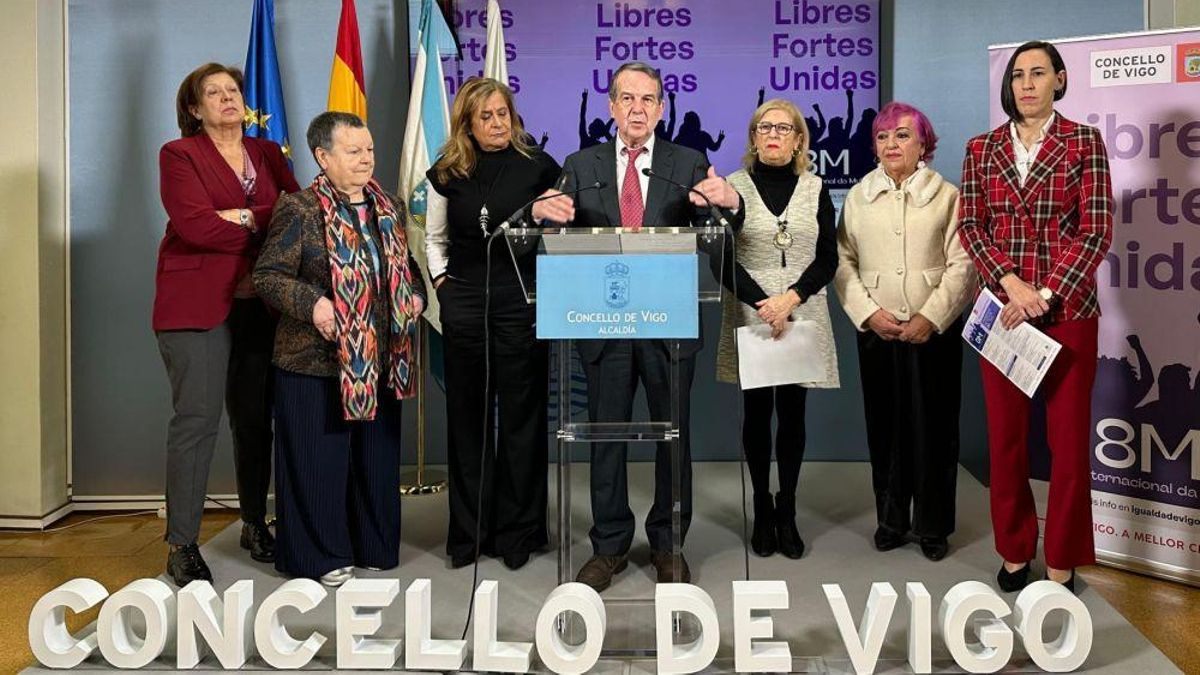 Carmela Silva, Abel Caballero y Ana Laura Iglesias, junto a integrantes del Consello Municipal da Muller en la presentación del programa