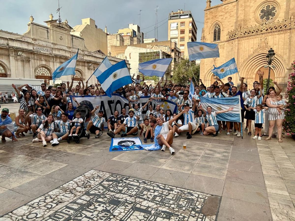 Los aficionados argentinos, antes del Argentina-Inglaterra de semifinales, en la plaza Mayor de Castelló.