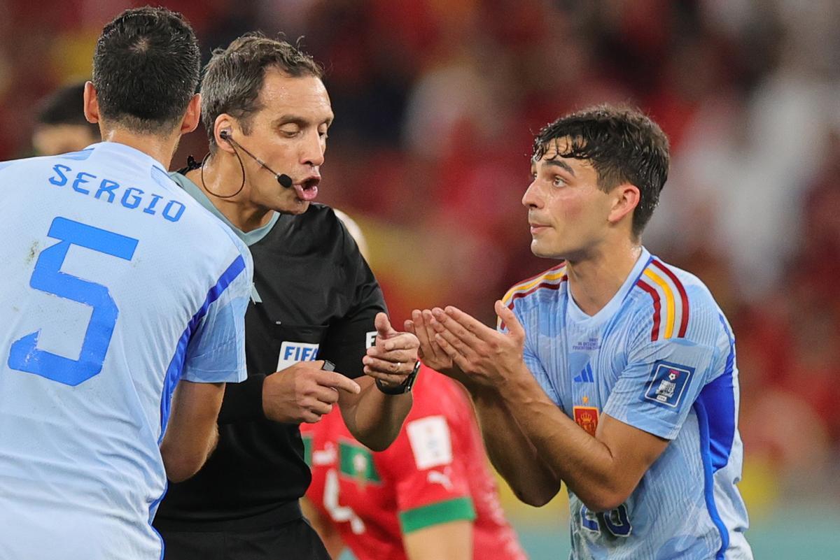 Doha (Qatar), 06/12/2022.- Argentinian referee Fernando Rapallini talks to Pedri (R) of Spain during the FIFA World Cup 2022 round of 16 soccer match between Morocco and Spain at Education City Stadium in Doha, Qatar, 06 December 2022. (Mundial de Fútbol, Marruecos, España, Catar) EFE/EPA/Friedemann Vogel