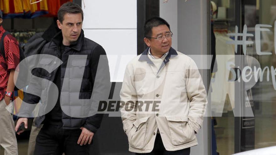 Neville y la mano derech de Peter Lim, cara a cara