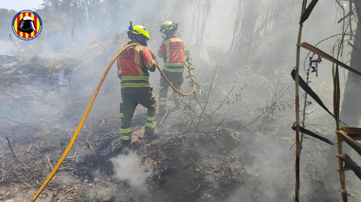 Bomberos trabajan para extinguir el incendio declarado en Estivella