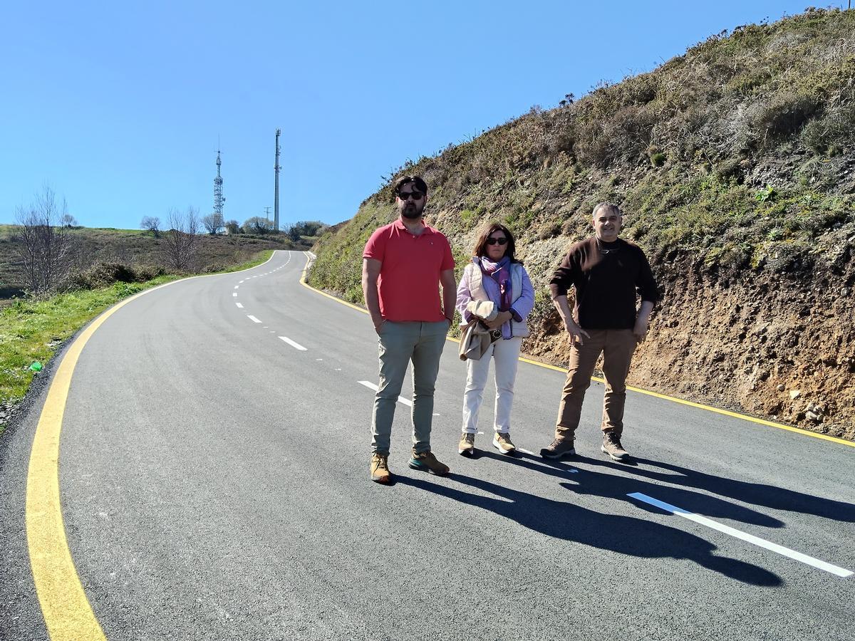 Enrique Riestra, y los ediles Aurora Aguilar y Miguel Ángel Alonso, visitan el camino de acceso al aparcamiento de Torimbia
