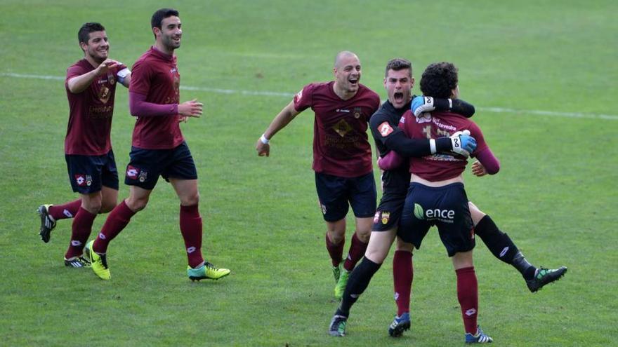 Edu se abraza con Tomás para celebrar el gol de la victoria ante le presencia de Kevin Levis, David García y Adrián Gómez. // Gustavo Santos