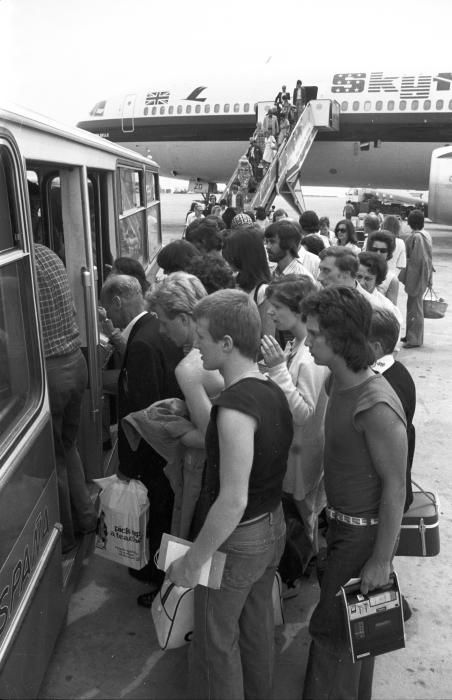 Turistas que llegan a El Altet en 1976