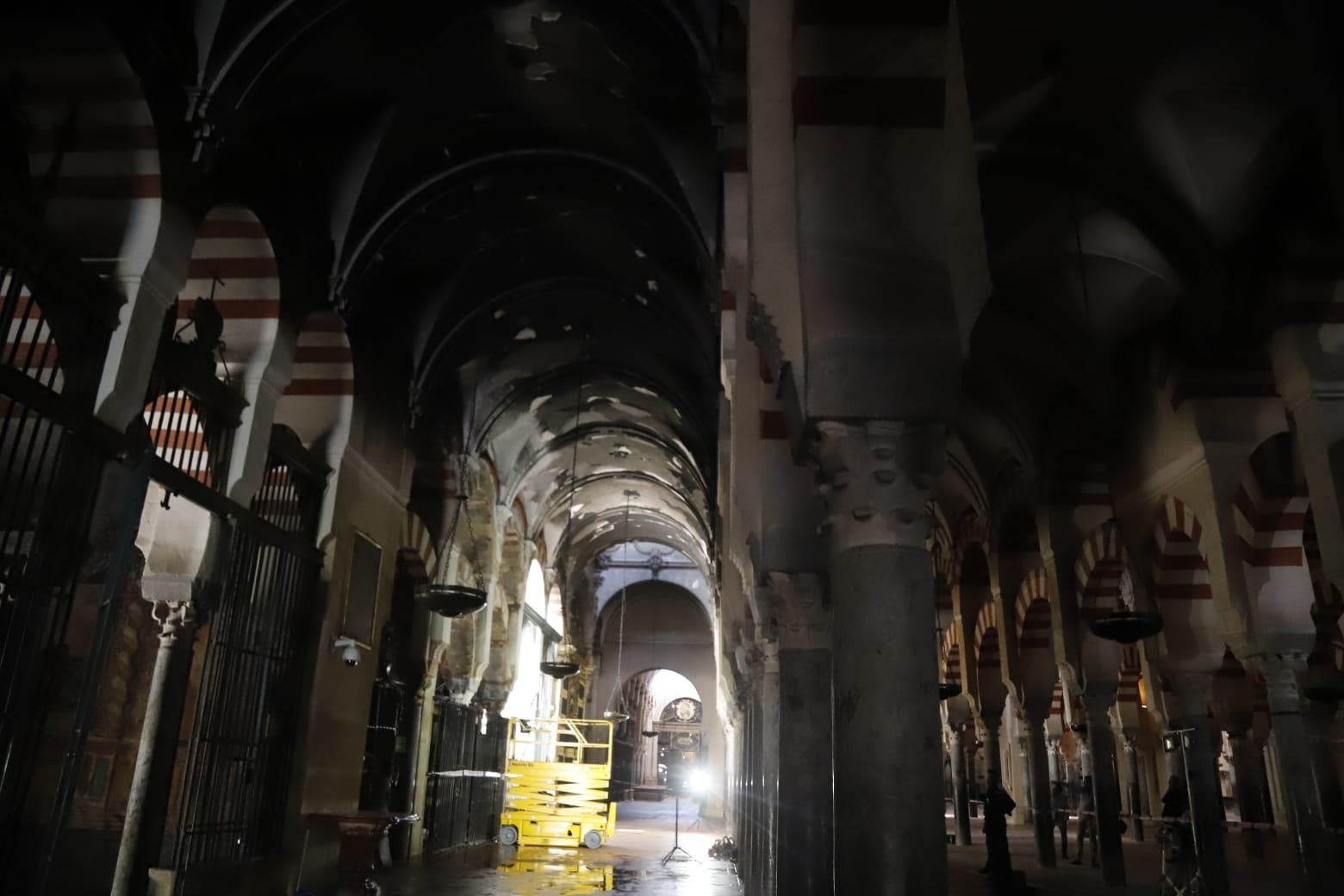 Tras el incendio: las imágenes de la zona afectada por el fuego en la Mezquita-Catedral