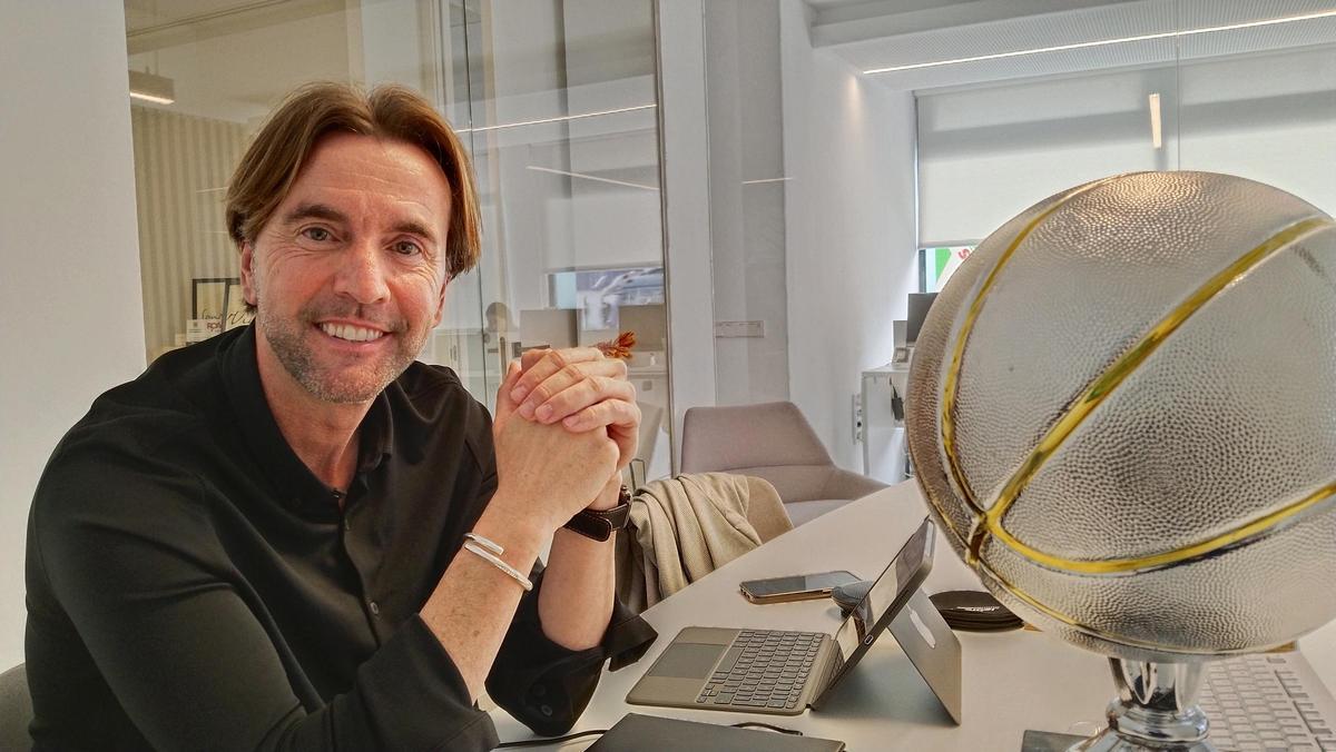 Vincenç Palmer posa con un trofeo como campeón de la liga de empresas.