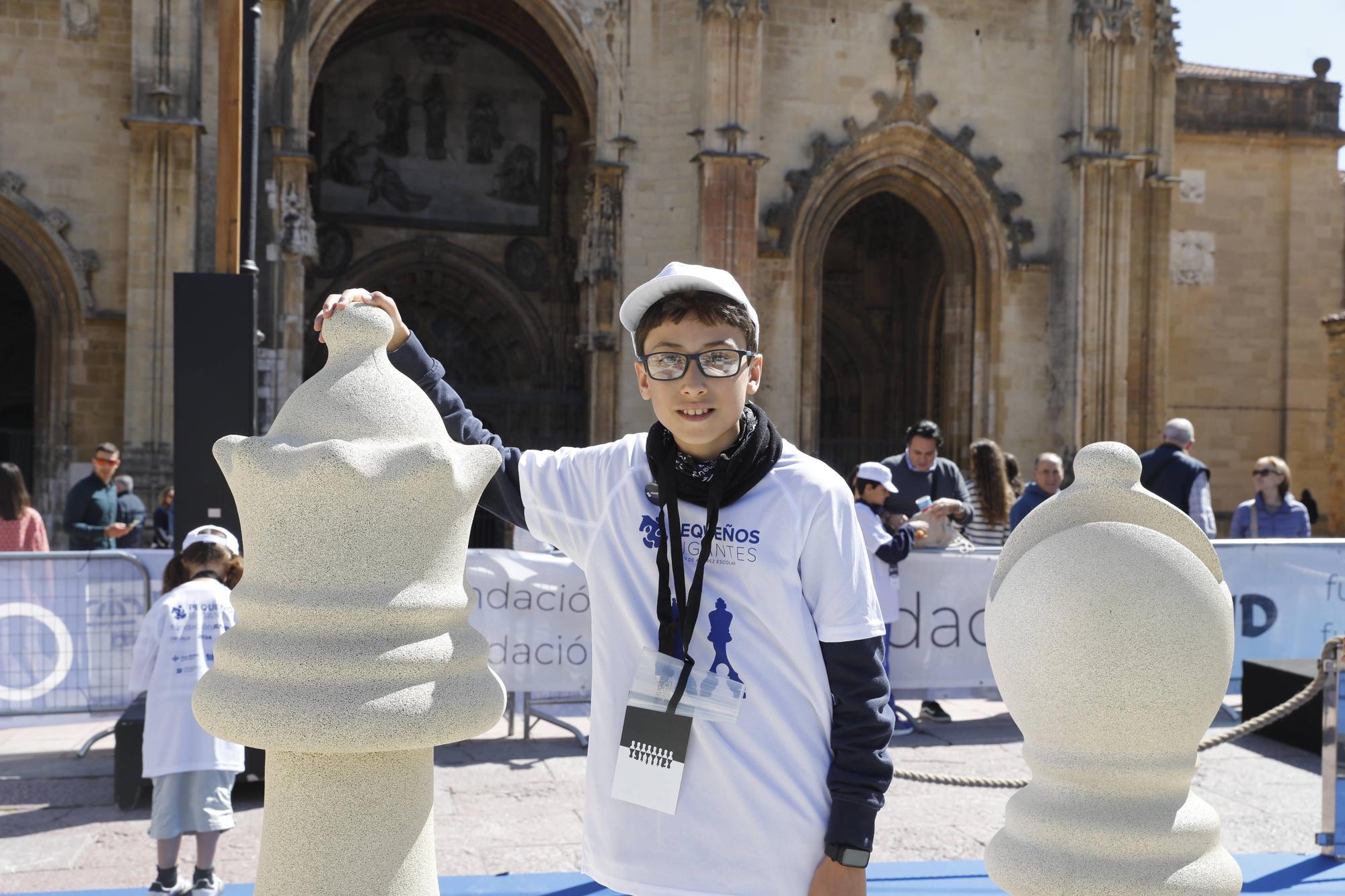 Así fue el torneo de ajedrez con piezas gigantes celebrado en la plaza de la Catedral