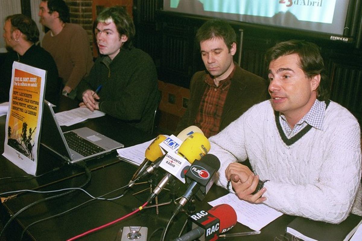 Martí Gasull, el primer per la dreta, en un acte de promoció del rock català, el 2005.