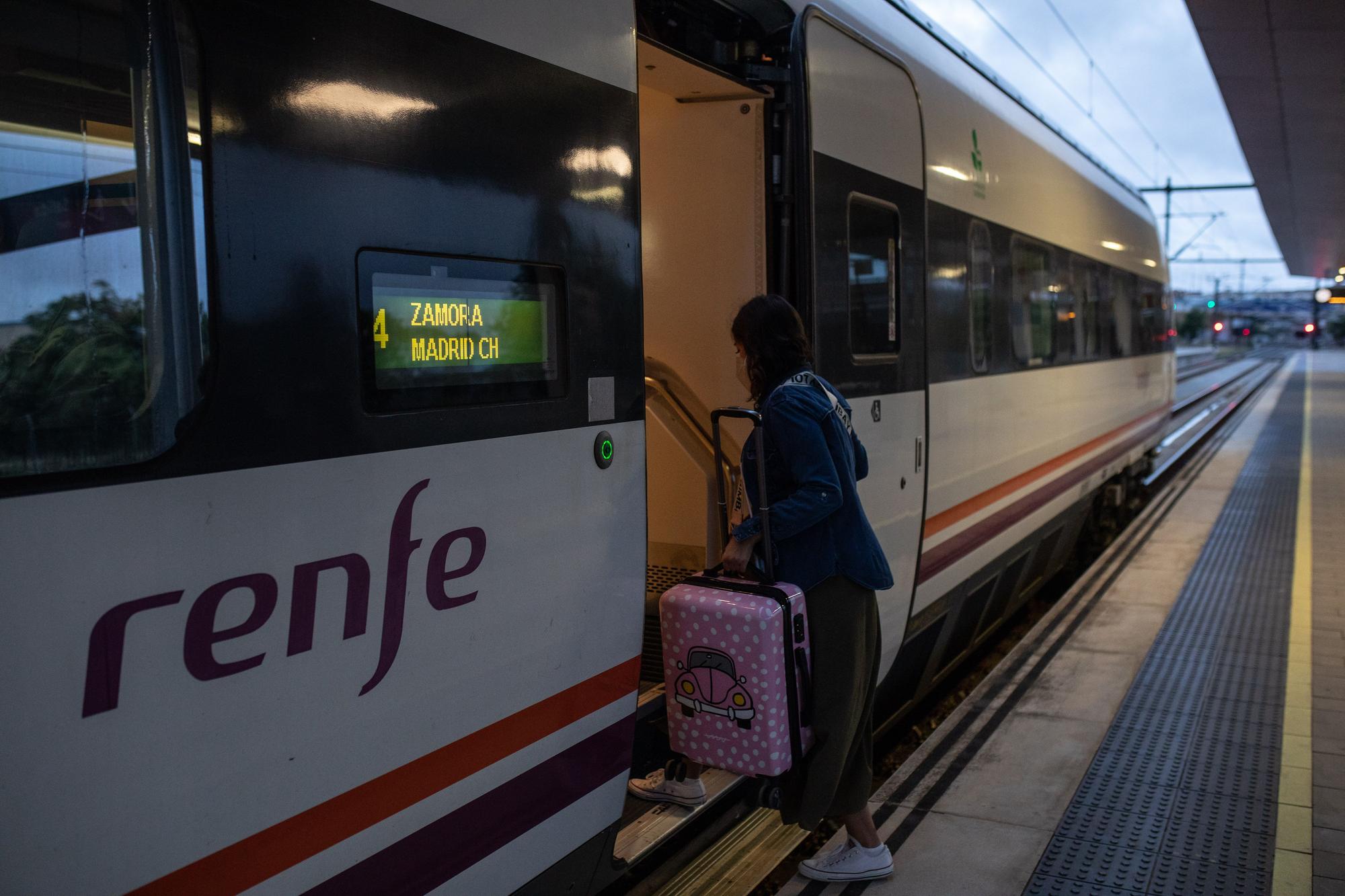 GALERÍA | Así regresa el tren madrugador a Zamora