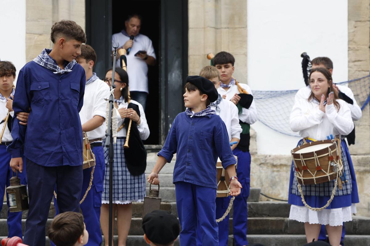 EN IMÁGENES: Pasacalles marinero por las fiestas del Carmen de Luanco.