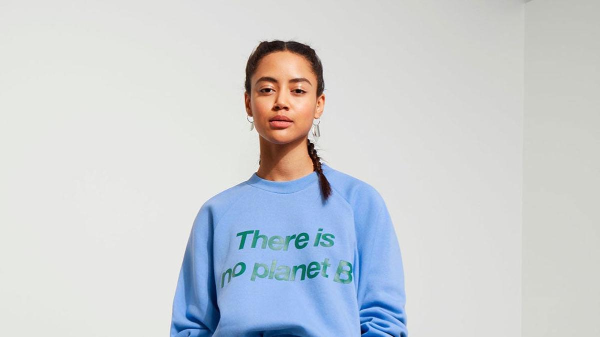 Modelo con sudadera 'There is no planet B' de Weekday