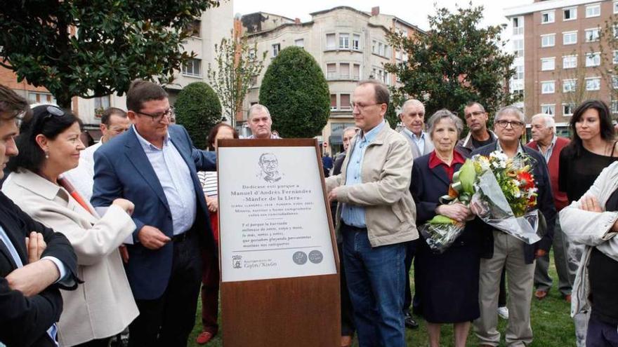 Ramón y Efrén de Andrés, a ambos lados del monolito dedicado a su padre, Mánfer de la Llera.