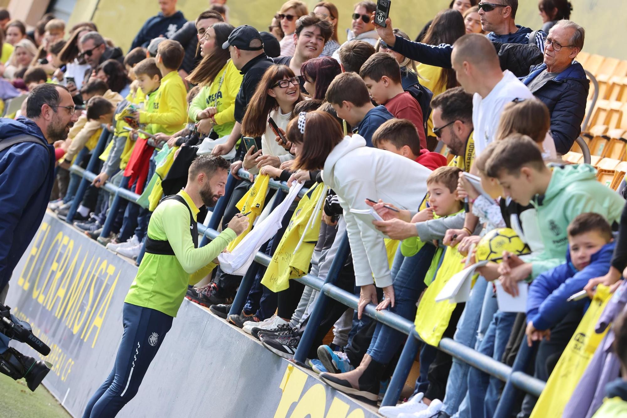 Así ha sido el entrenamiento navideño del Villarreal a puerta abiertas