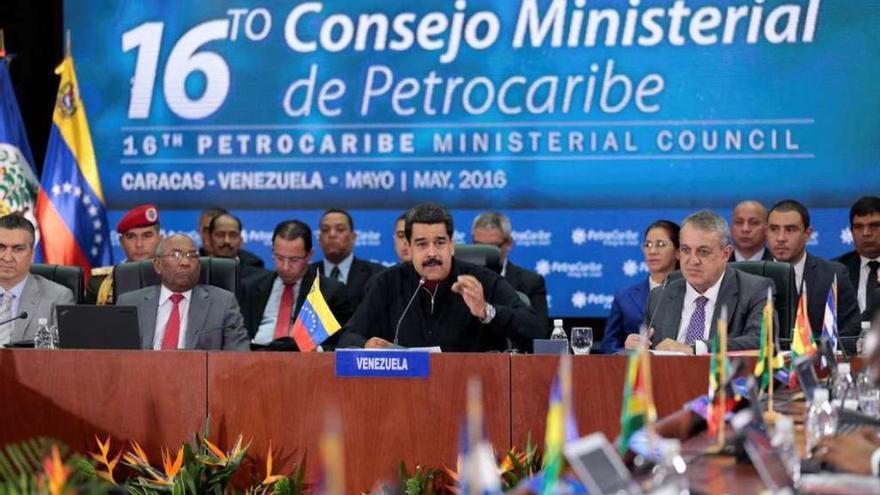 El presidente venezolano, Nicolás Maduro, ayer, en la XVI reunión ministerial de PetroCaribe. // Reuters