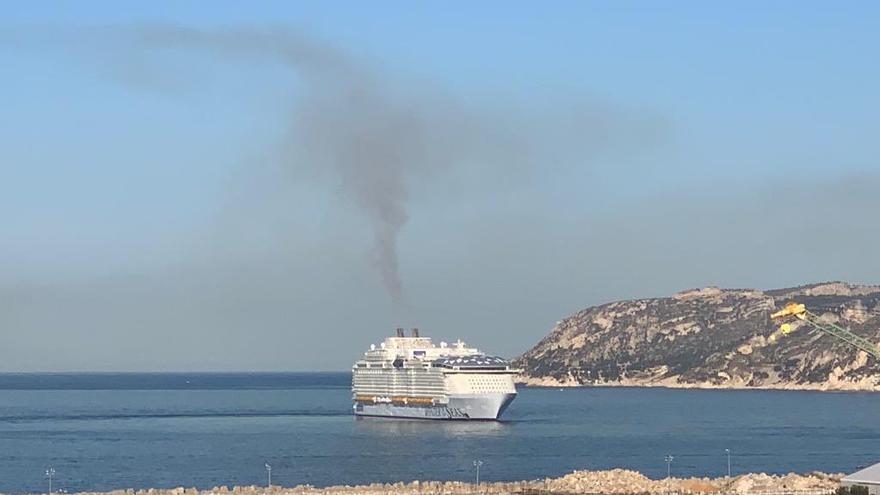 El Wonder of the Seas esperando para entrar en el puerto de Marsella