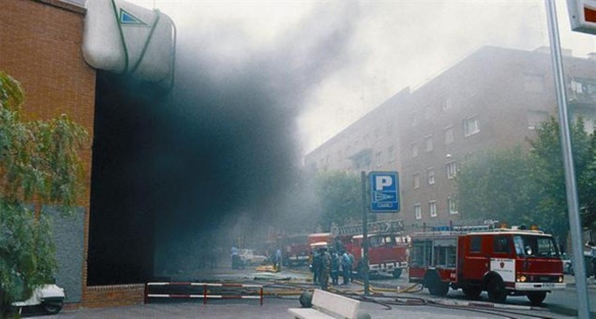 Sense justificació 8 Bombers i policies treballen en el rescat de les víctimes de l’atemptat d’Hipercor.