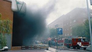 Sin justificación 8 Bomberos y policías trabajan en el rescate de las víctimas del atentado de Hipercor.