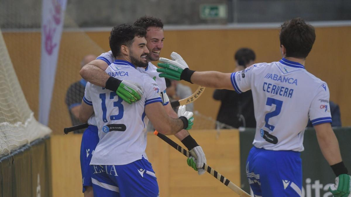 Los jugadores del Liceo celebran un gol en el Palacio de los Deportes de Riazor.