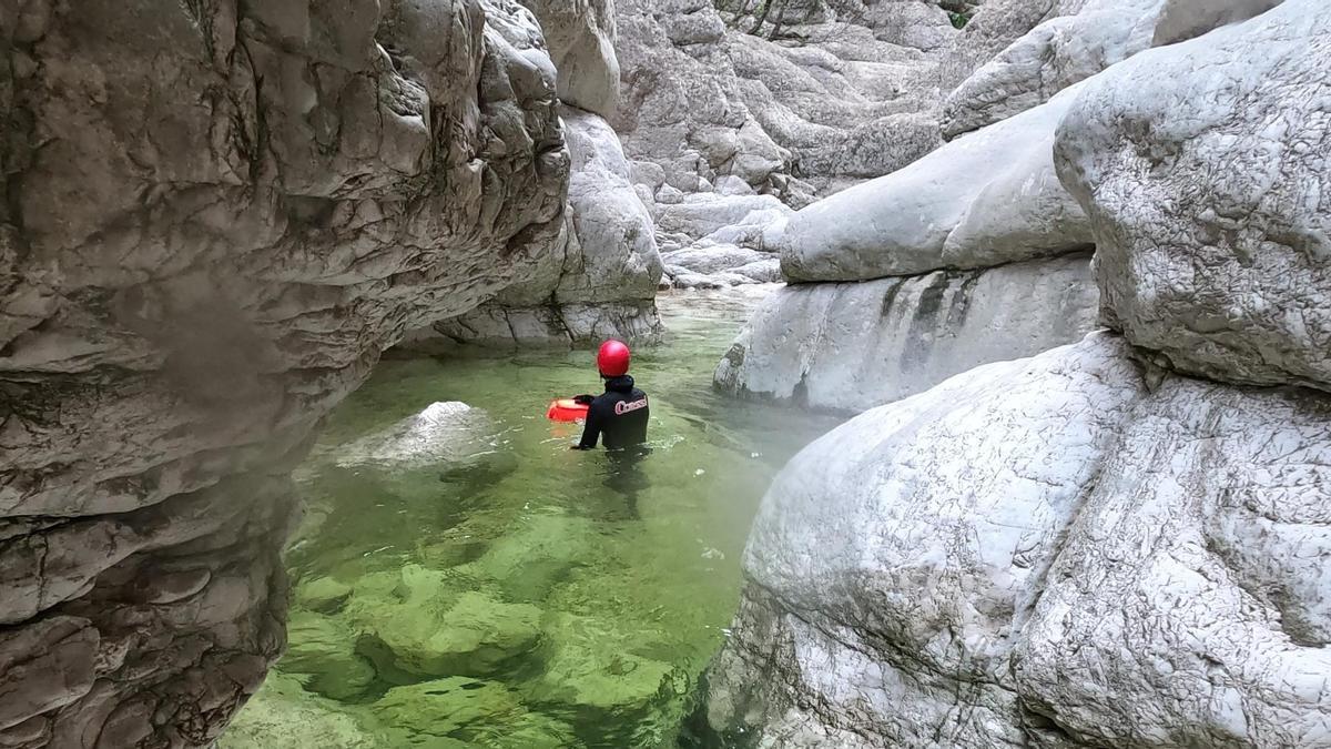 Un experto barranquista, en una de las pozas ahora rebosantes de agua