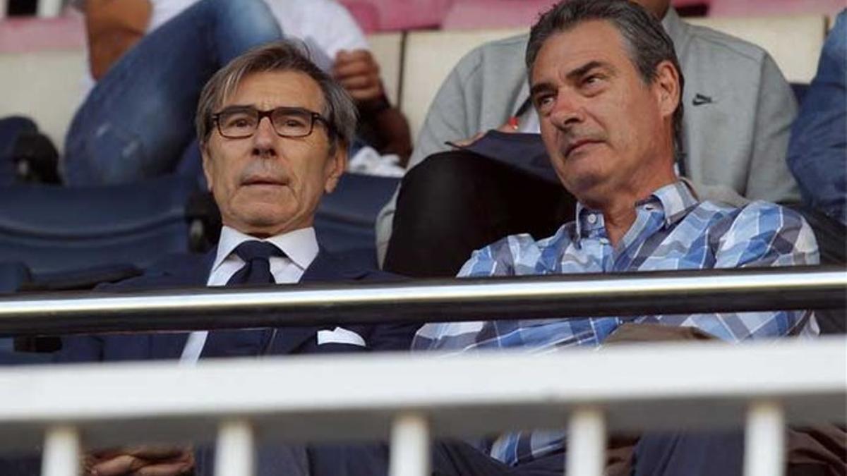 Ariedo Braida y Pep Segura viendo un partido del Barça B en el Mini Estadi