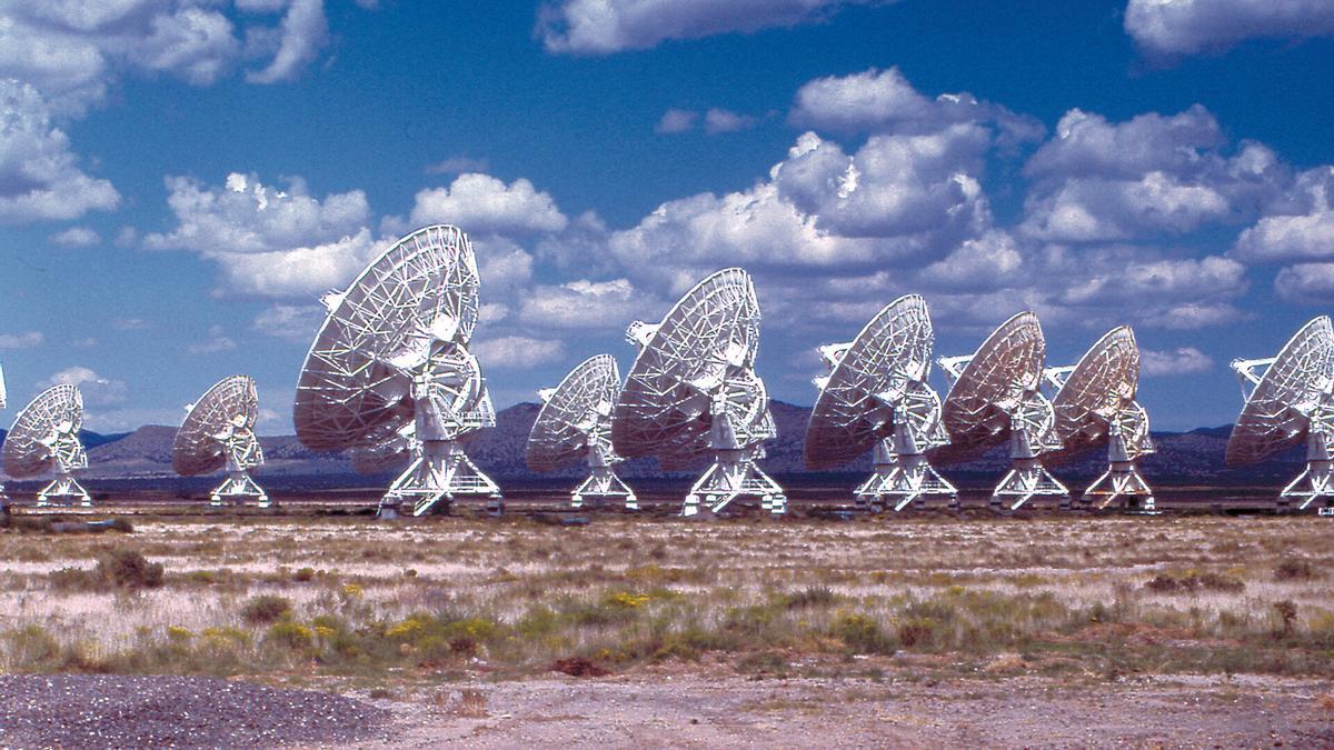 El complejo Very Large Array (VLA), en Nuevo México, consta de 27 radiotelescopios individuales: juntos realizan observaciones de objetos distantes.