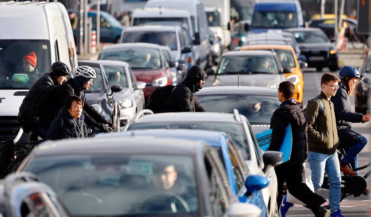 Alemania se para el lunes por una huelga a gran escala que los sindicatos han convocado en todo el transporte. Los trabajadores del sector público elevan la presión para exigir subidas del 10,5% para compensar la elevada inflación