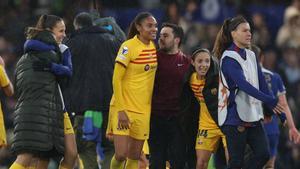 Jonatan Giráldez celebra con las jugadoras el pase a la final