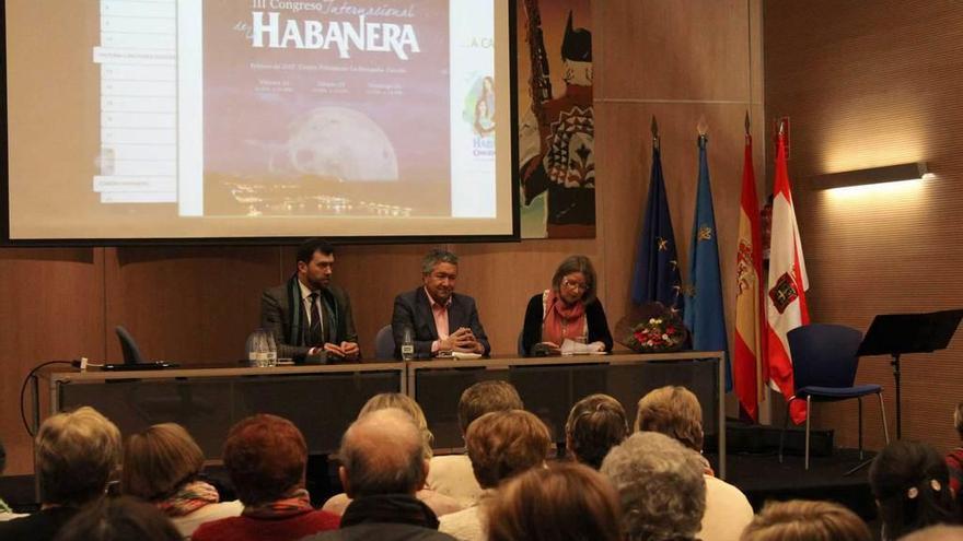 Por la izquierda, David Colado, Pipo Prendes y Cecilia Tascón, ayer, durante la charla.